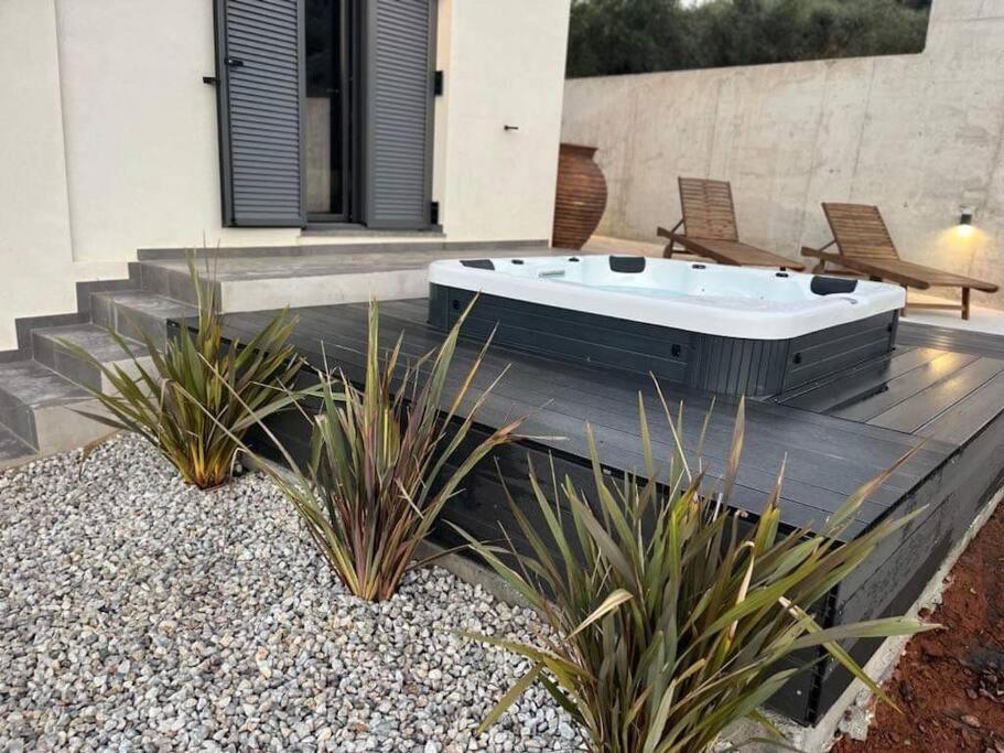 Ek Ornelakis, Luxury Country House with Jacuzzi view 2