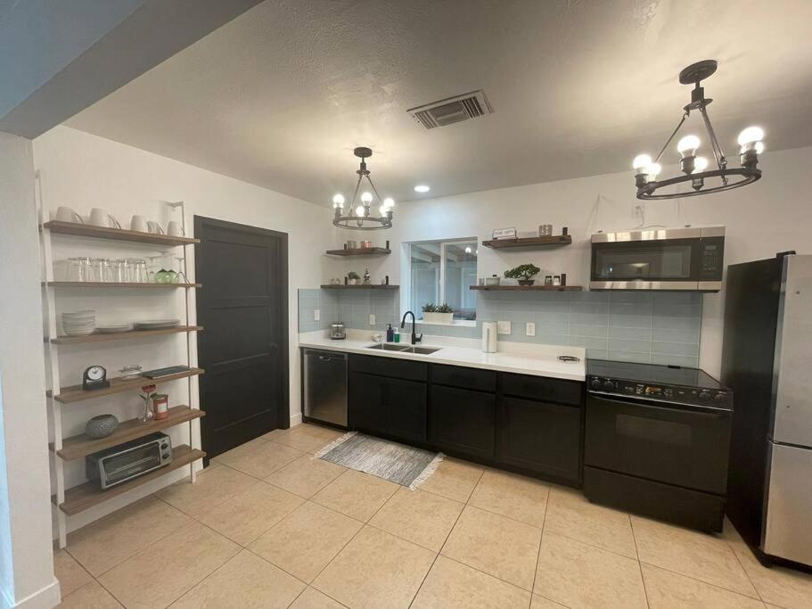 zzz Msg for 5 percent off zzz 3Bed 1Bath KingKingQueenBeds House MidtownPHX view 2