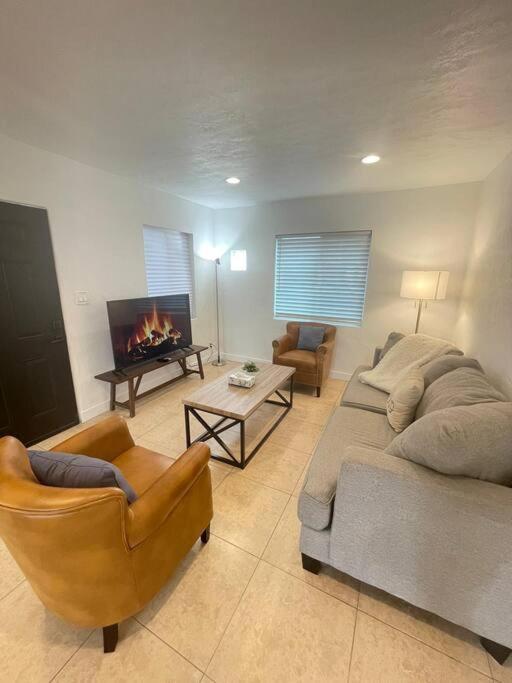 zzz Msg for 5 percent off zzz 3Bed 1Bath KingKingQueenBeds House MidtownPHX view 5