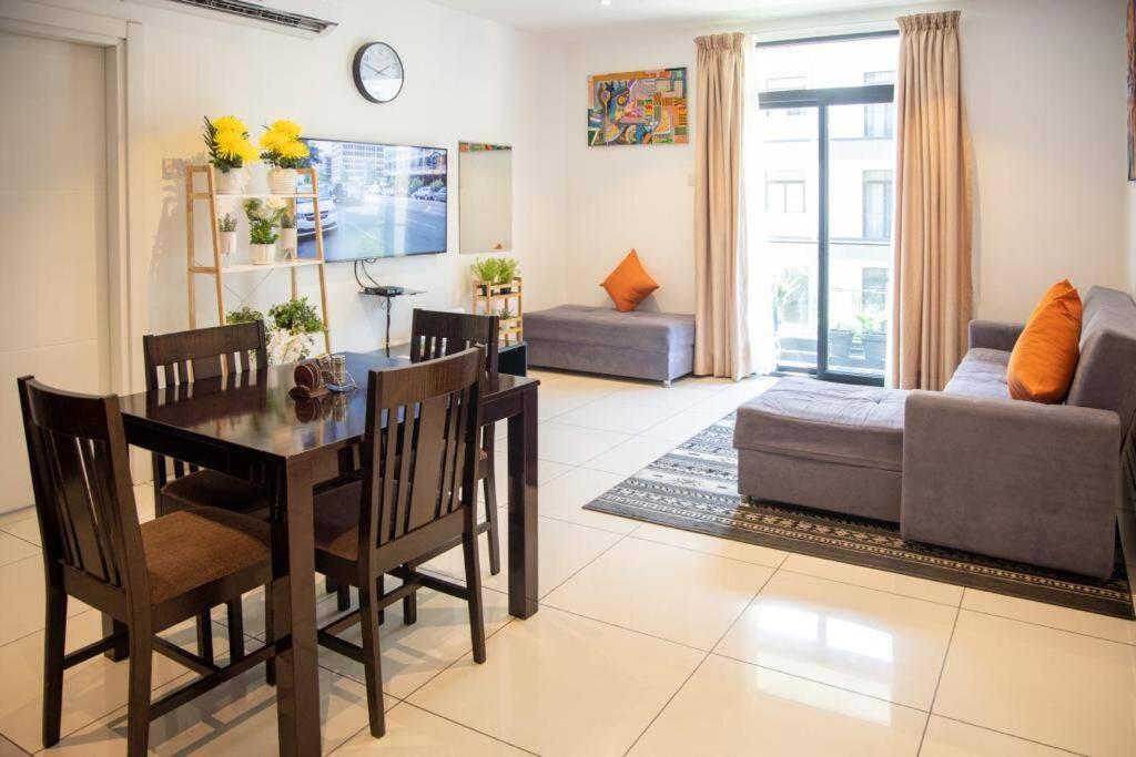Embassy Gardens 2 Bed Apartment W/Pool View