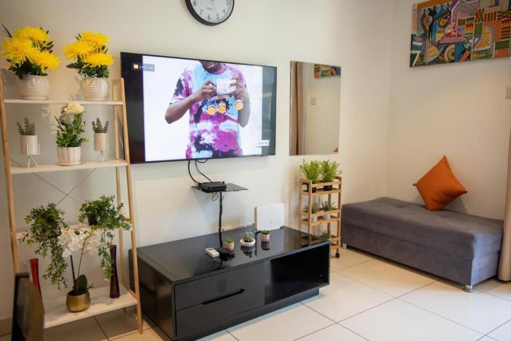 Embassy Gardens 2 Bed Apartment W/Pool View