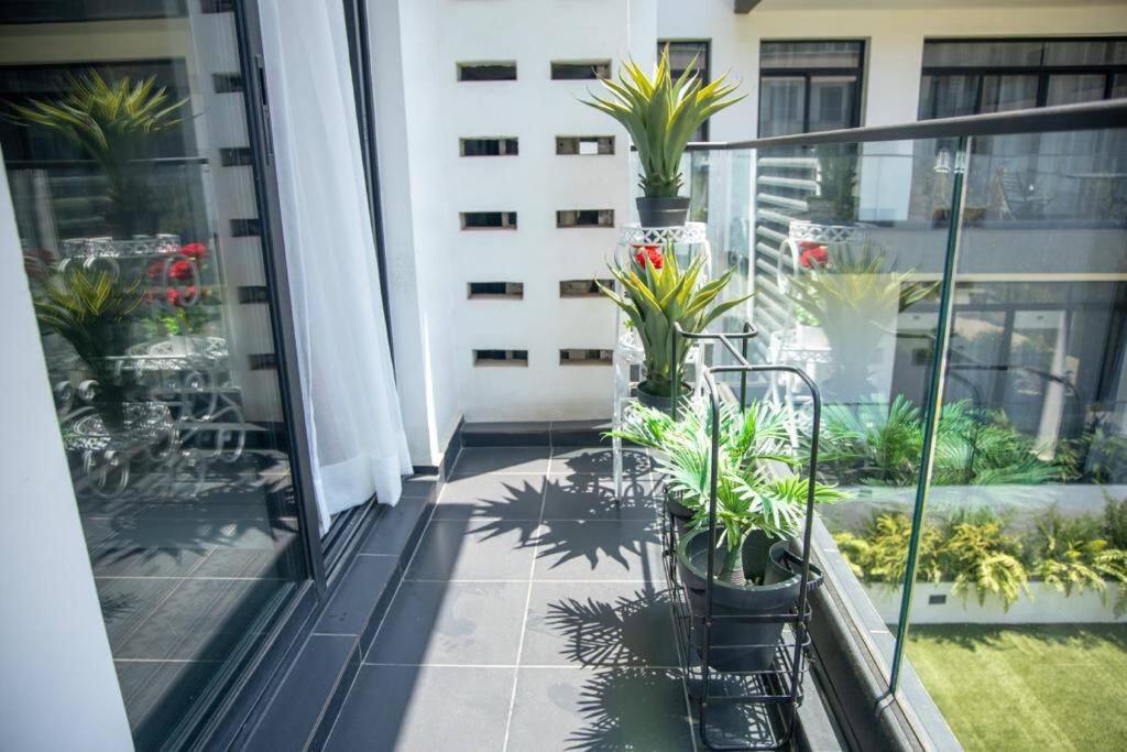 Embassy Gardens 2 Bed Apartment W/Pool View
