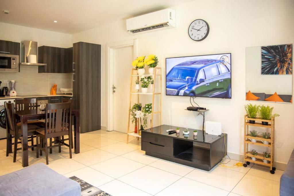 Embassy Gardens 2 Bed Apartment W/Pool View