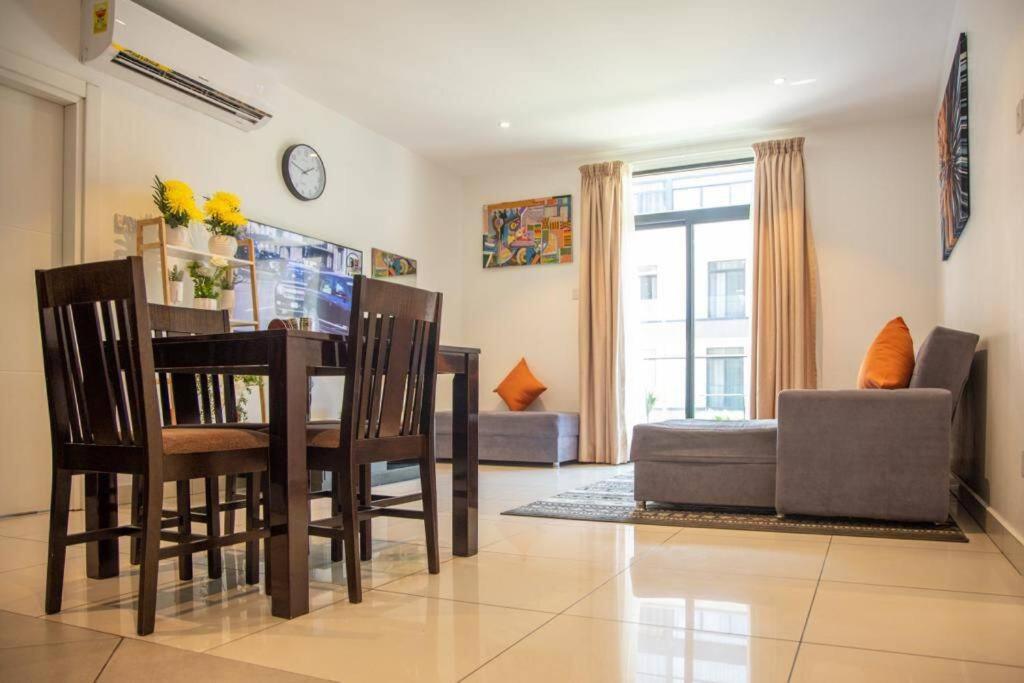 Embassy Gardens 2 Bed Apartment W/Pool View
