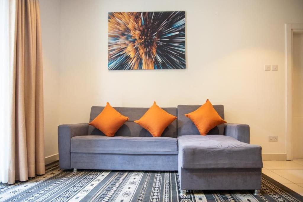 Embassy Gardens 2 Bed Apartment W/Pool View