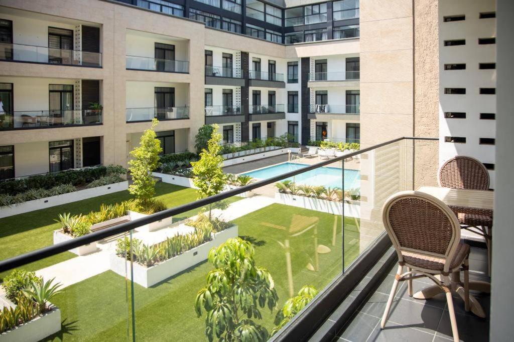 Embassy Gardens 2 Bed Apartment W/Pool View