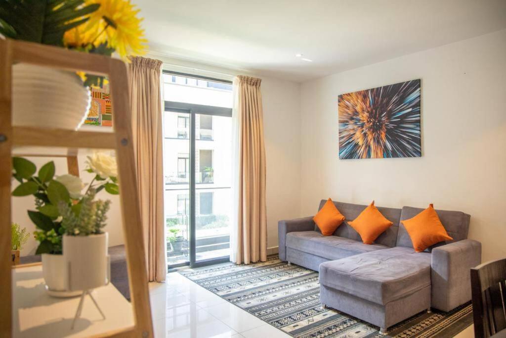 Embassy Gardens 2 Bed Apartment W/Pool View