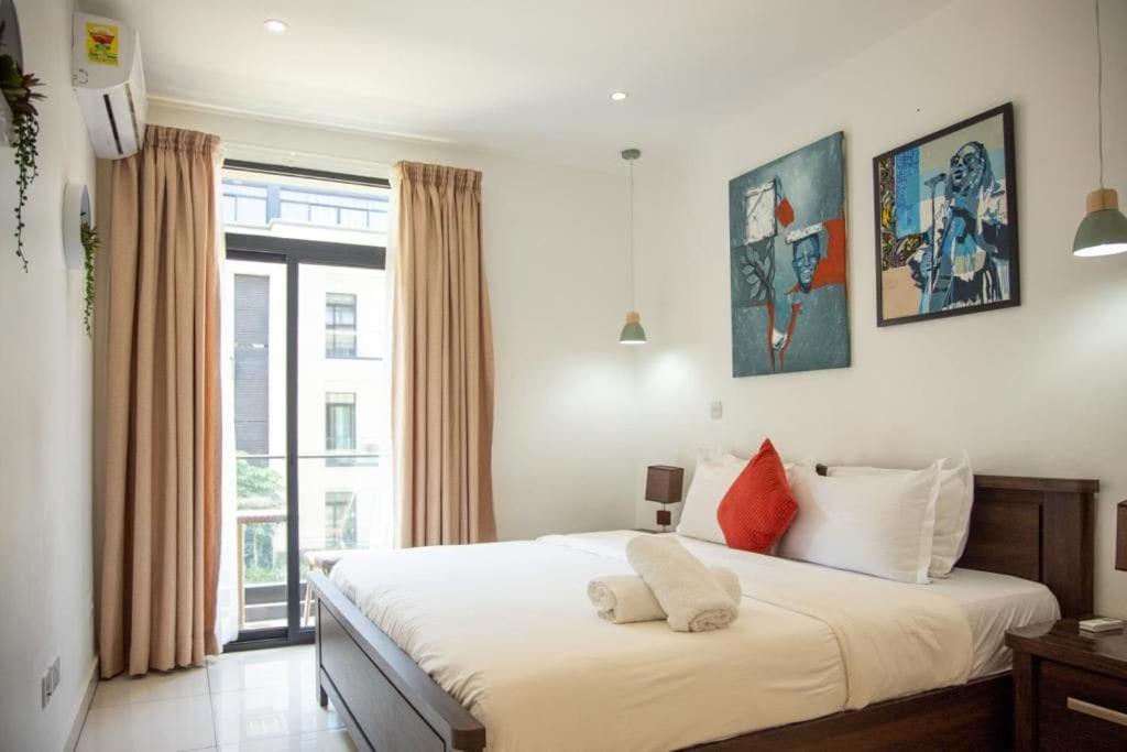 Embassy Gardens 2 Bed Apartment W/Pool View