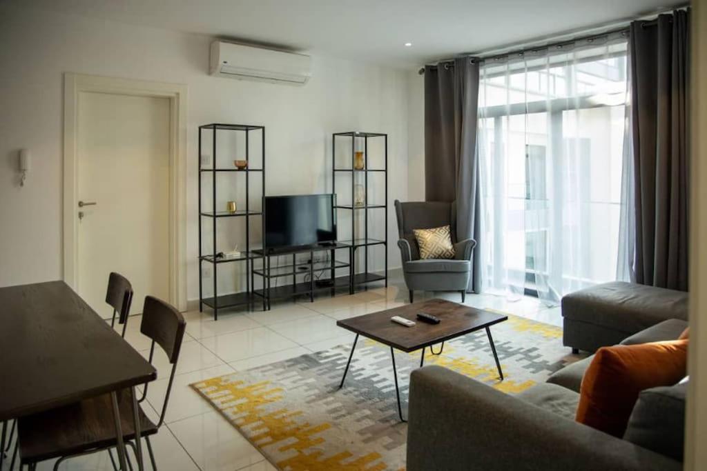 Empire 2 Bedroom Apartment @Embassy Gardens view 4