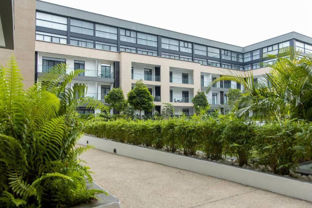 Empire 2 Bedroom Apartment @Embassy Gardens view 5
