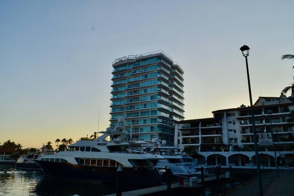 Hotel Luxury Condo On The Marina - Image 1