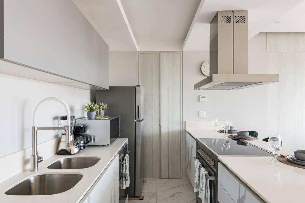 Luxury Condo On The Marina