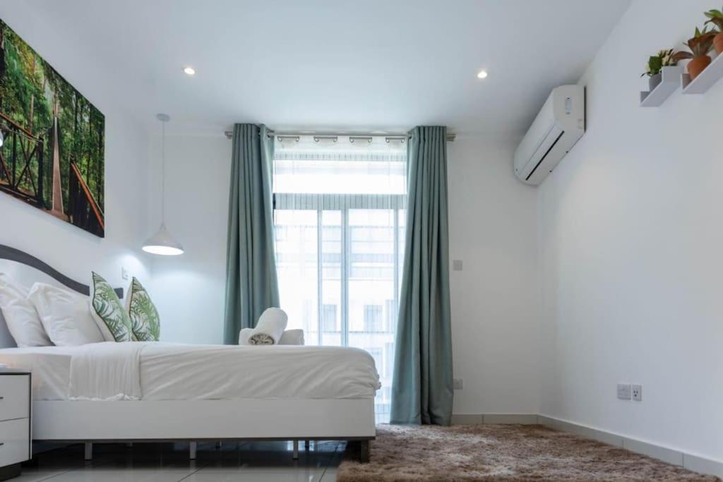 Exec 2 Bed @ Embassy Gardens view 4