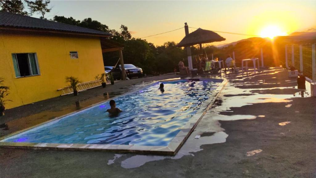 Lindo chalé no alto da colina, vista paradisíaca do por do sol, proximo a praia e cachoeiras