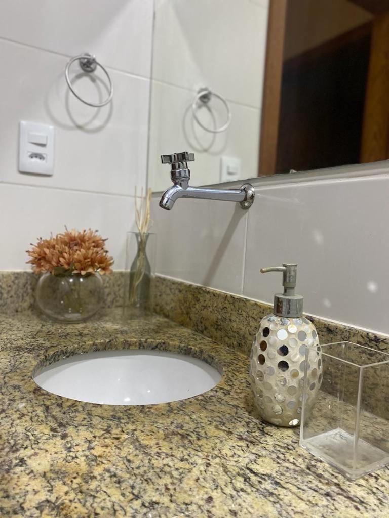 Aptos Luxo completo 2 e 3 quartos em Guriri 300 mts da praia Wi-fi grátis