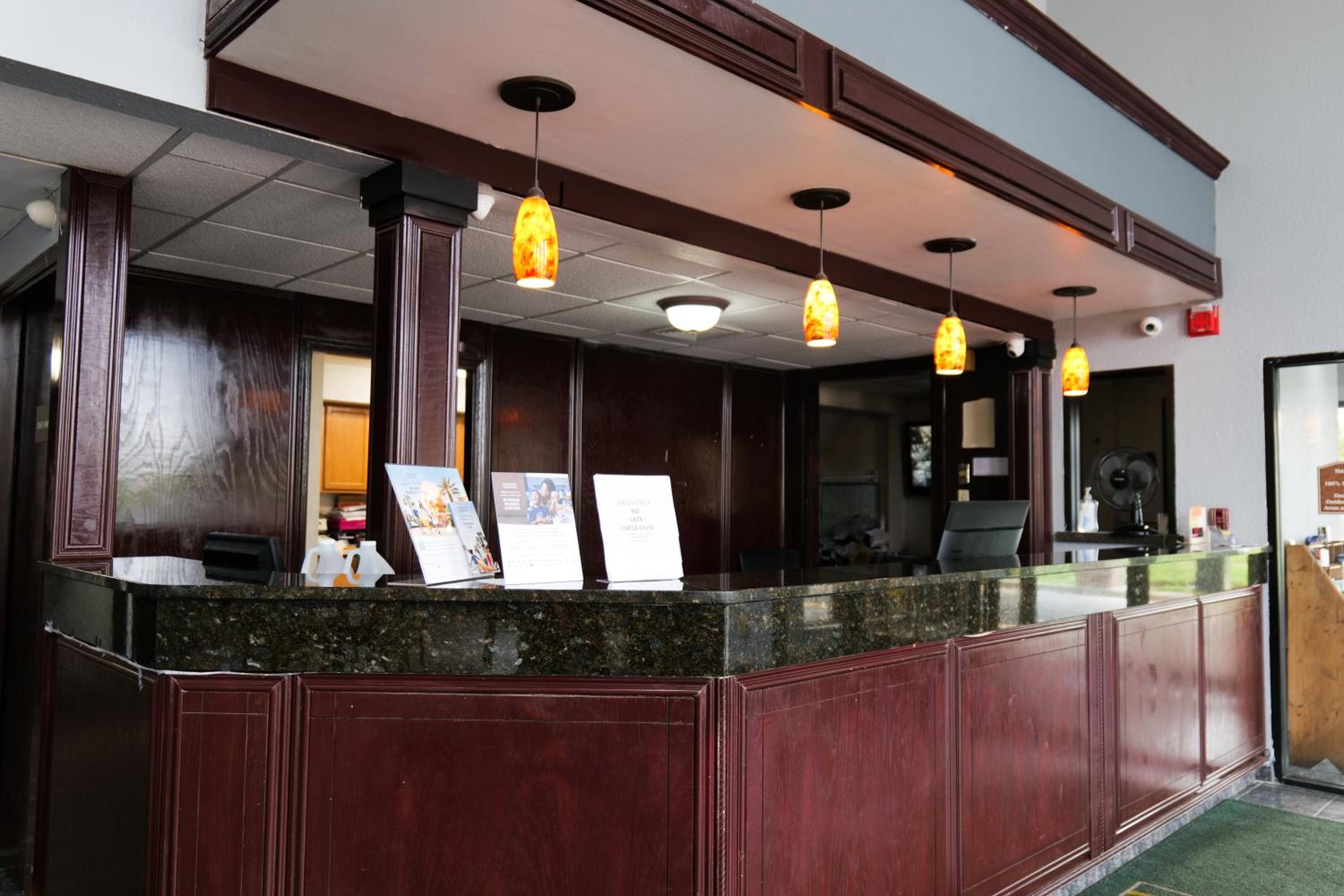 Baymont by Wyndham Flint Airport North