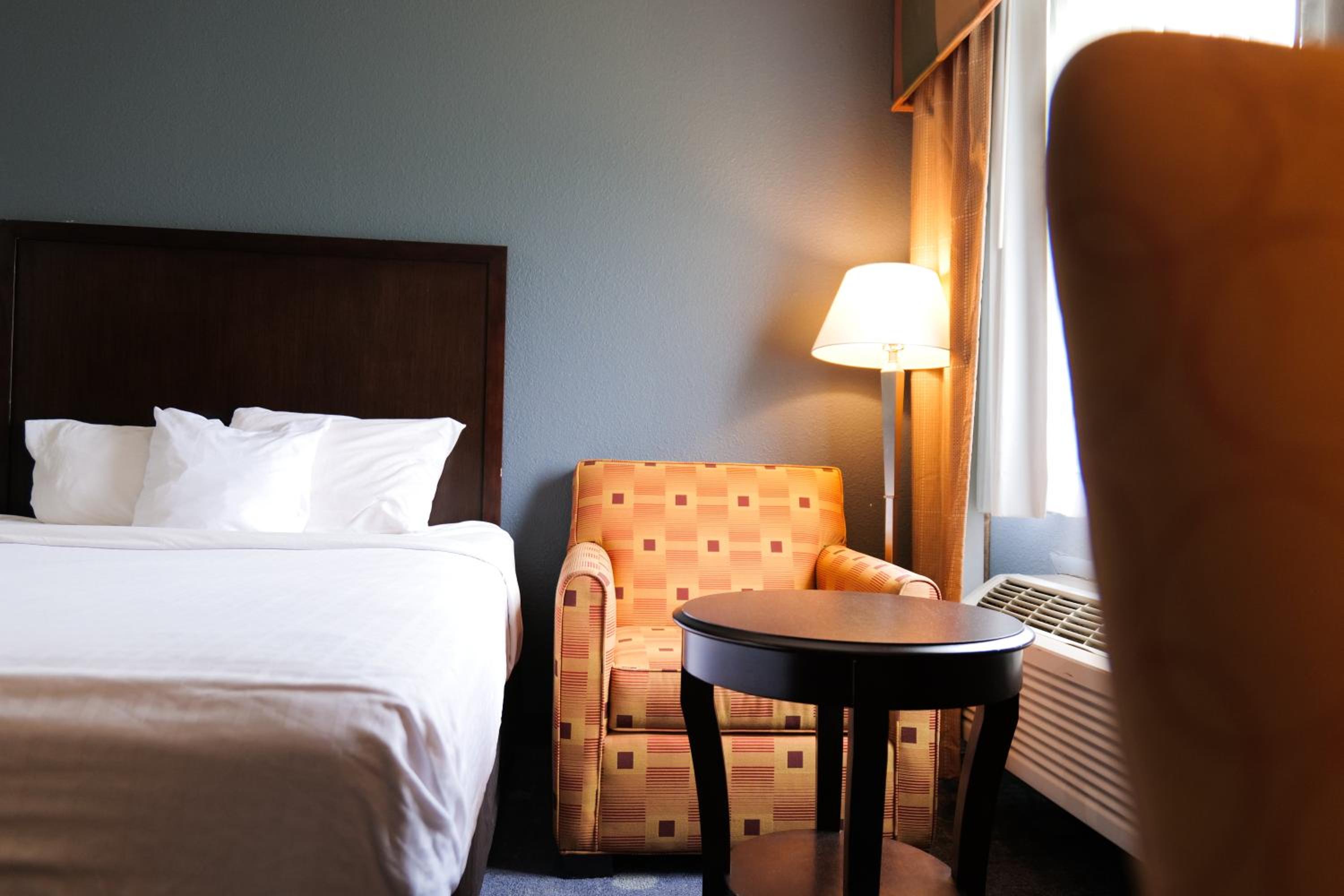 Baymont by Wyndham Flint Airport North