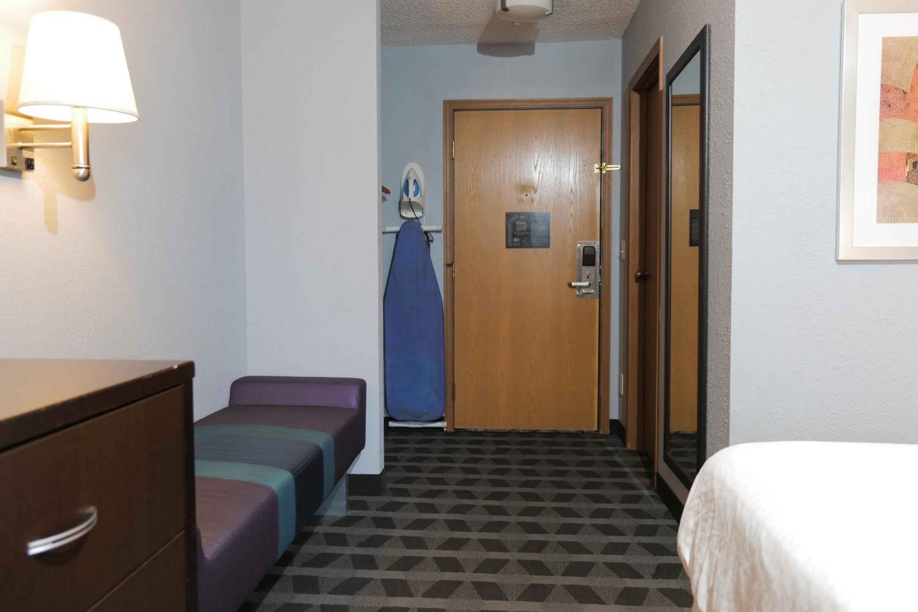 Baymont by Wyndham Flint Airport North