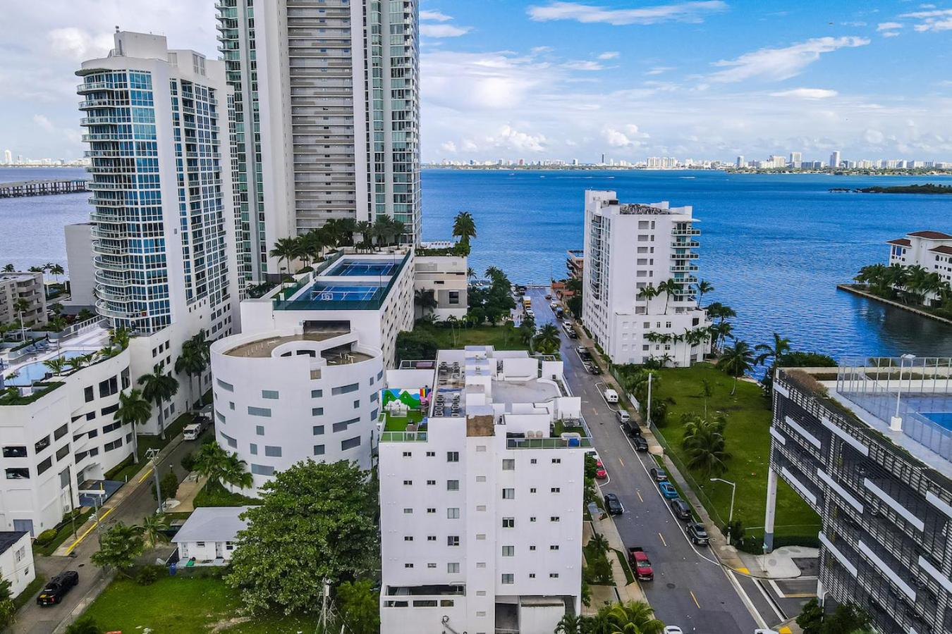 Subtle 2 Bed in Edgewater near Downtown With Free Parking