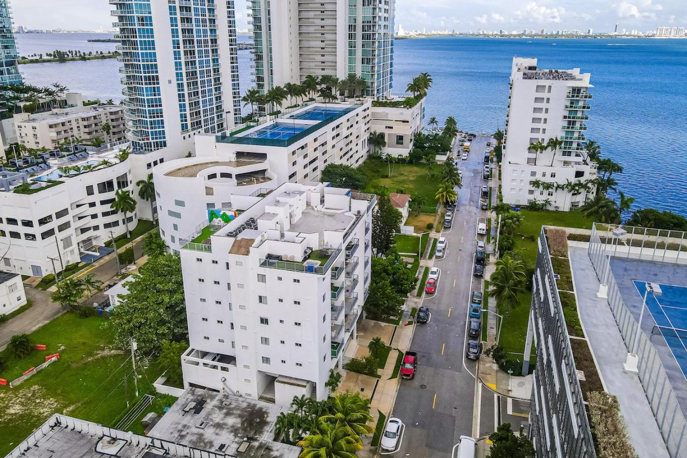 Subtle 2 Bed in Edgewater near Downtown With Free Parking