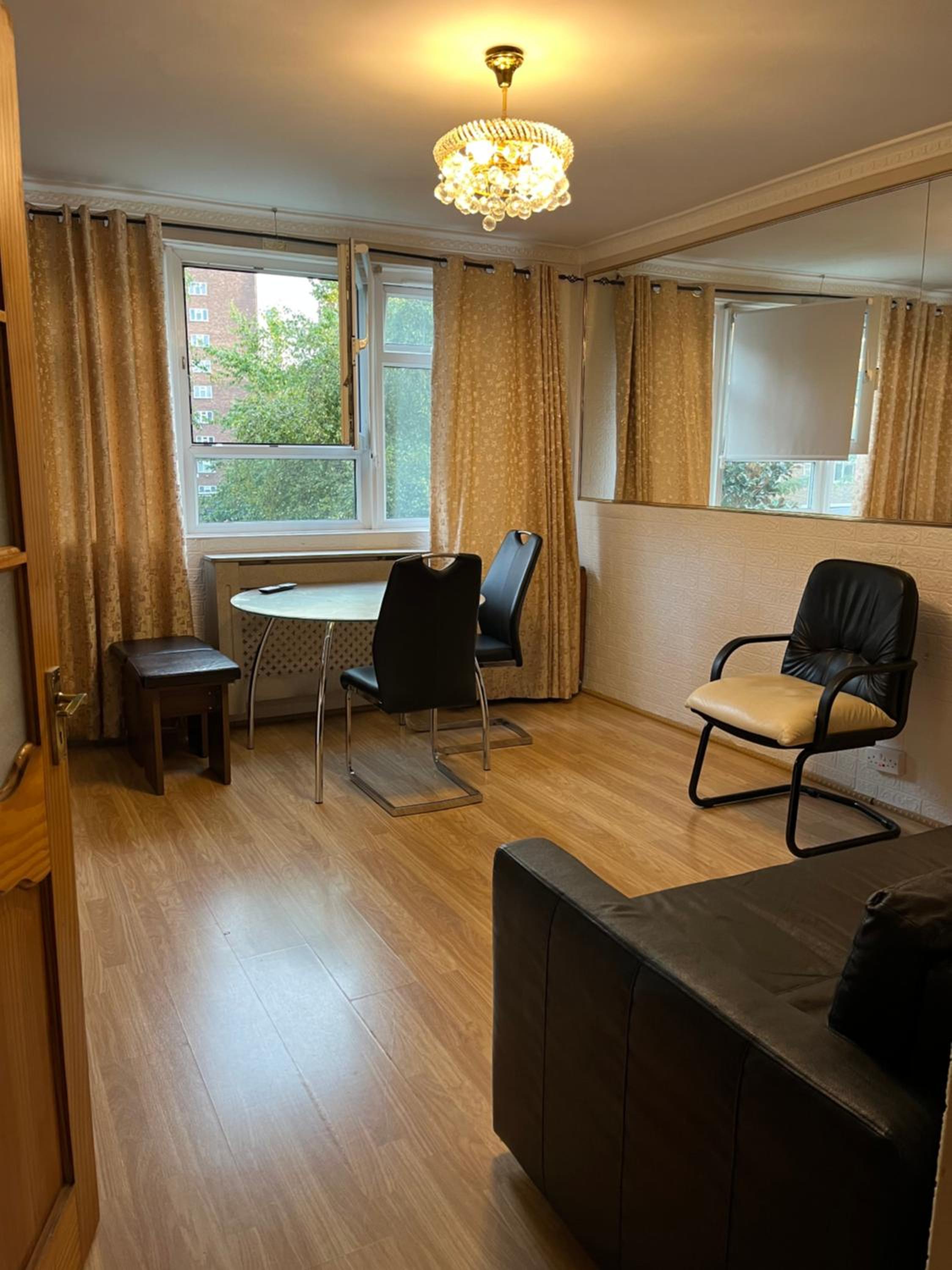 1 Bedroom Flat Close to City with Free Parking Arrangement