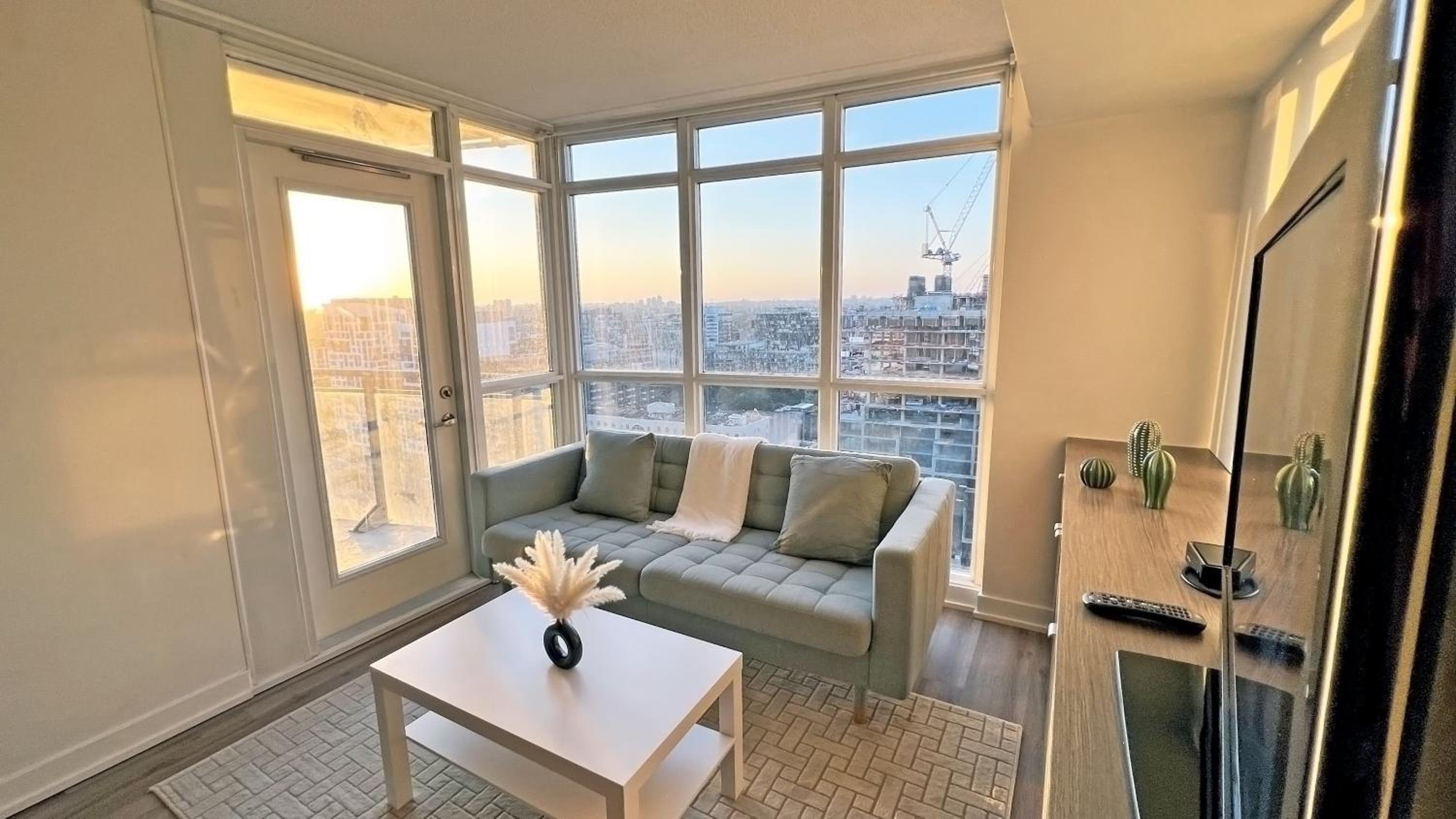 Cozy Condo in Downtown Toronto + Free Parking
