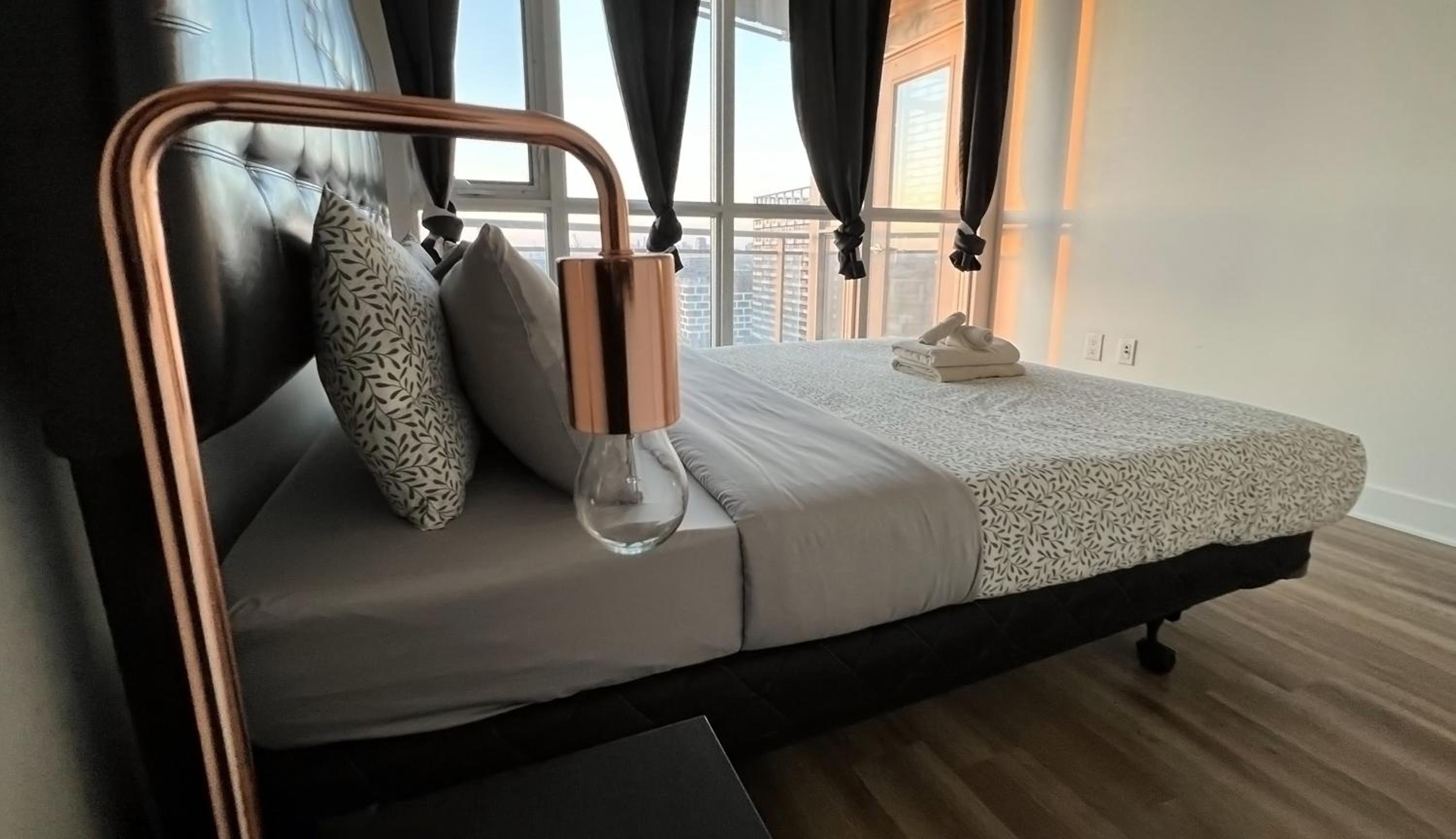 Cozy Condo in Downtown Toronto + Free Parking