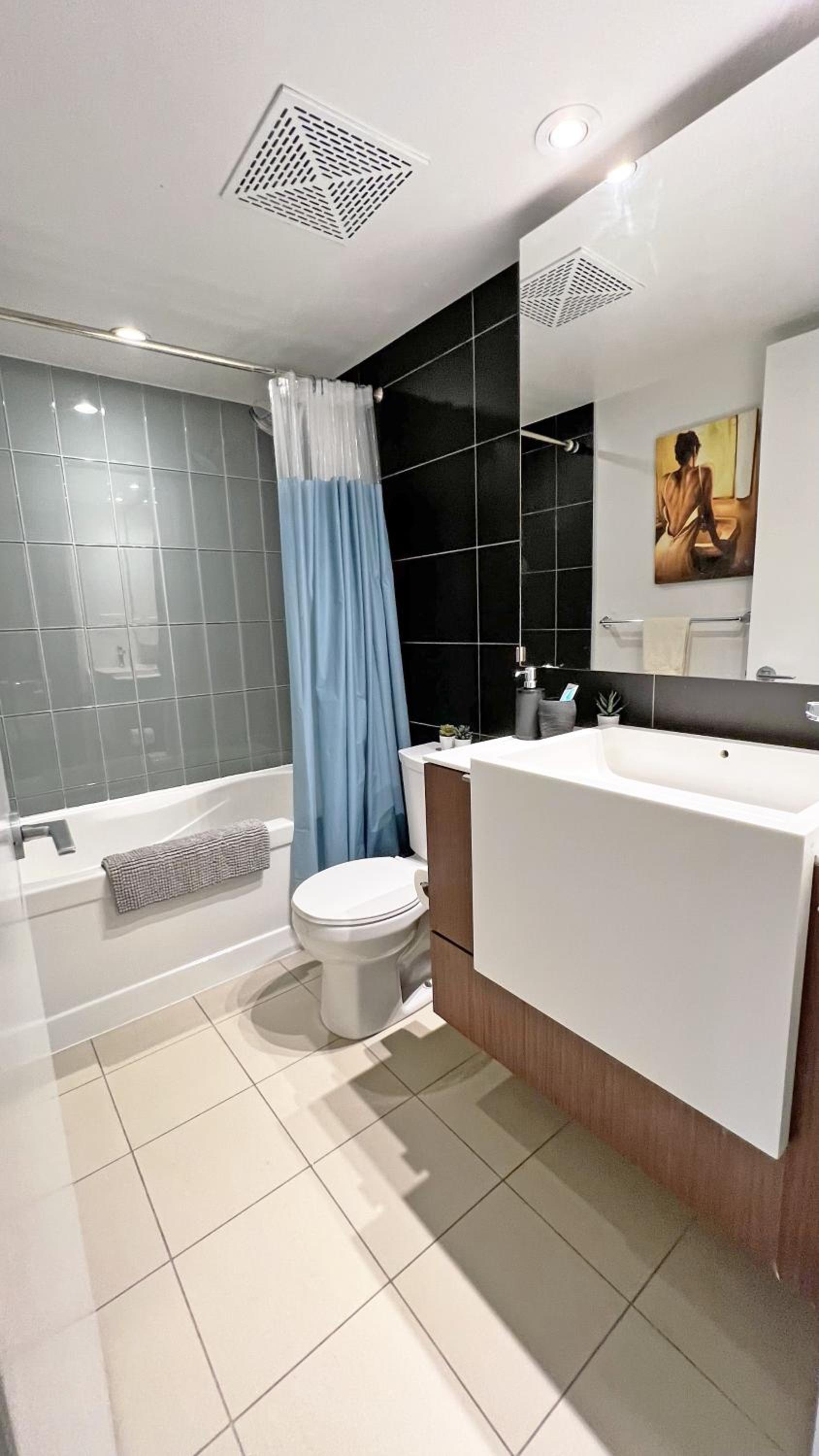 Cozy Condo in Downtown Toronto + Free Parking