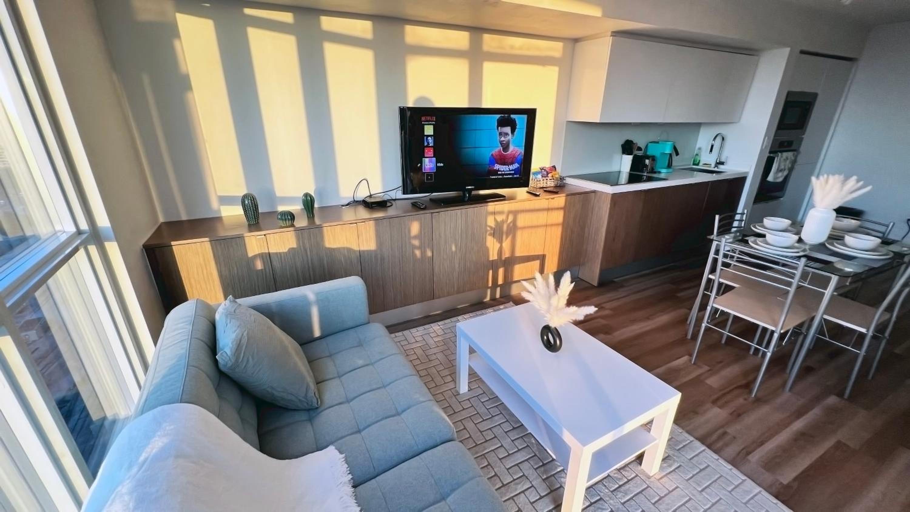 Cozy Condo in Downtown Toronto + Free Parking