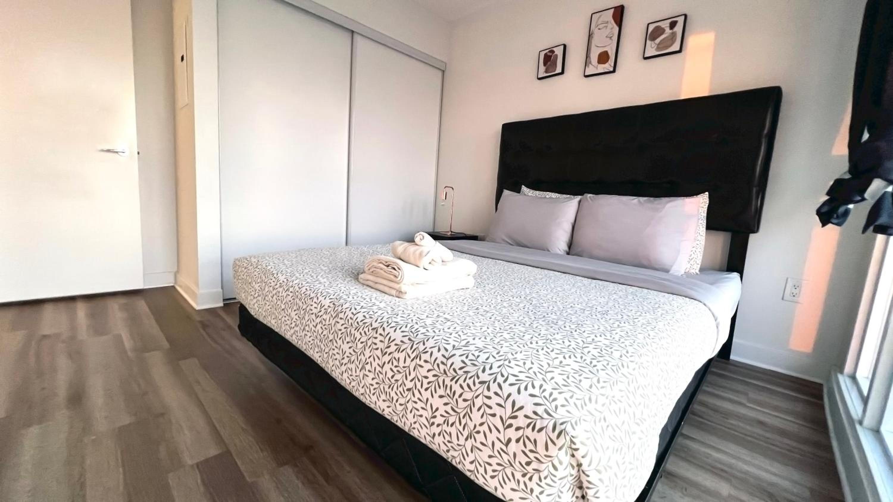 Cozy Condo in Downtown Toronto + Free Parking