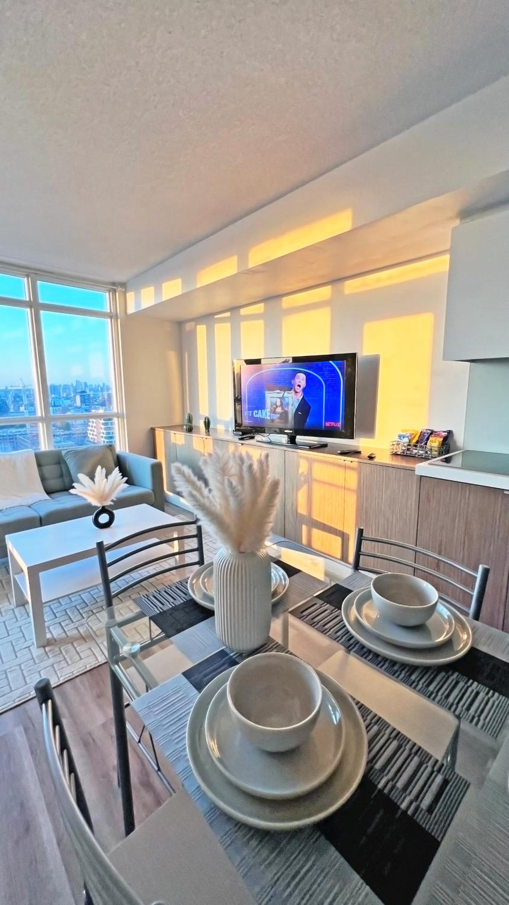 Cozy Condo in Downtown Toronto + Free Parking