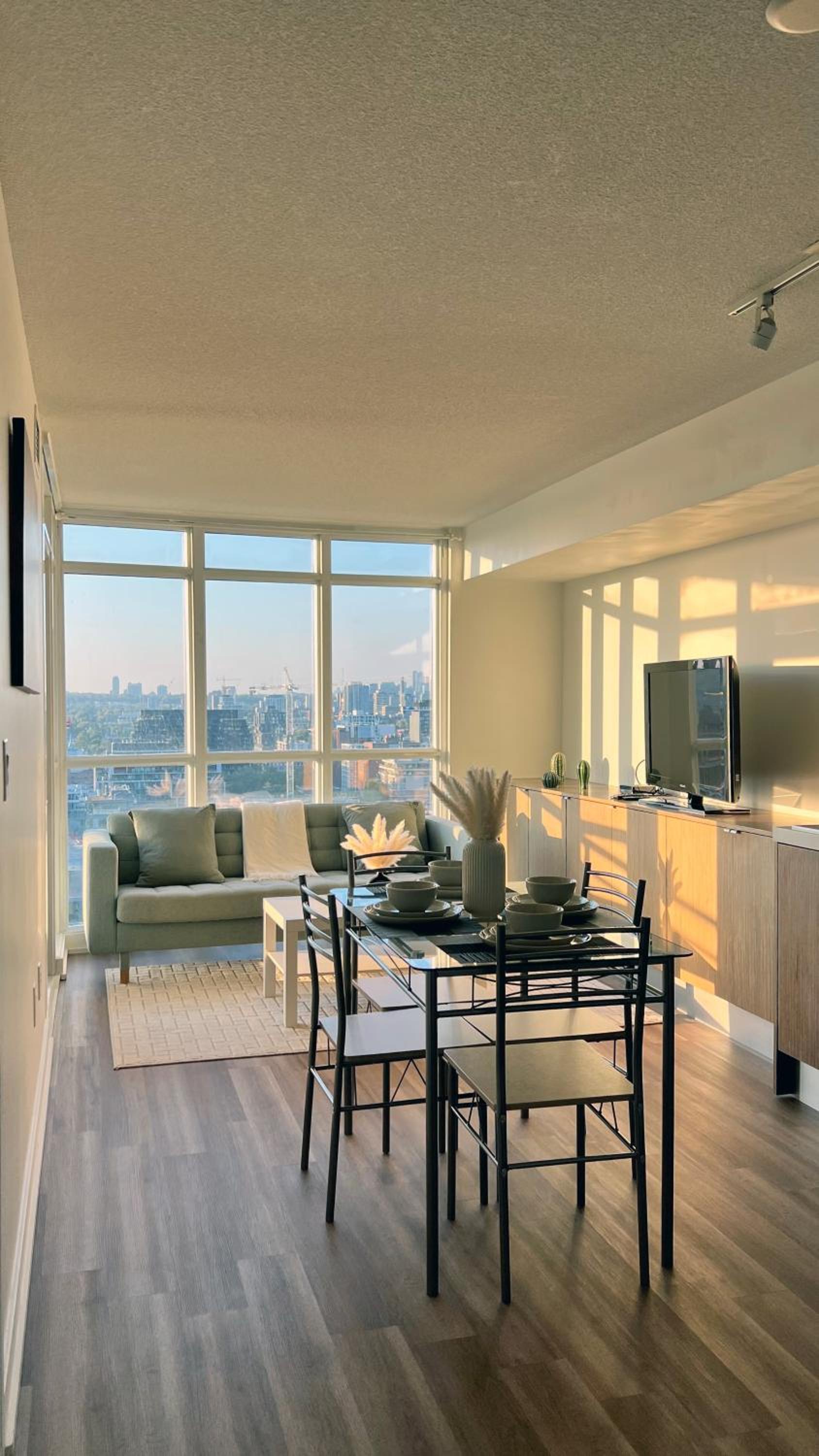 Cozy Condo in Downtown Toronto + Free Parking