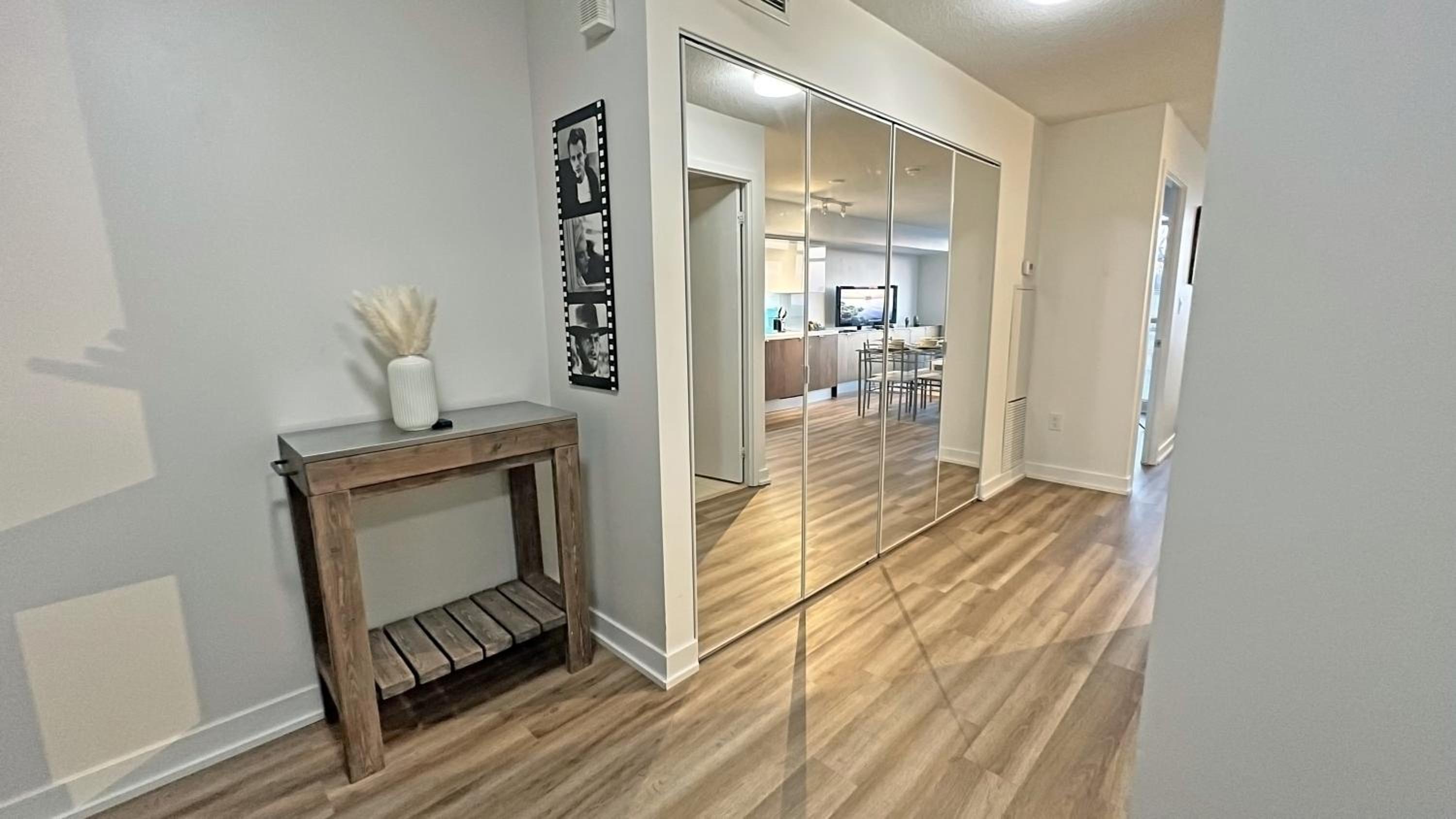 Cozy Condo in Downtown Toronto + Free Parking