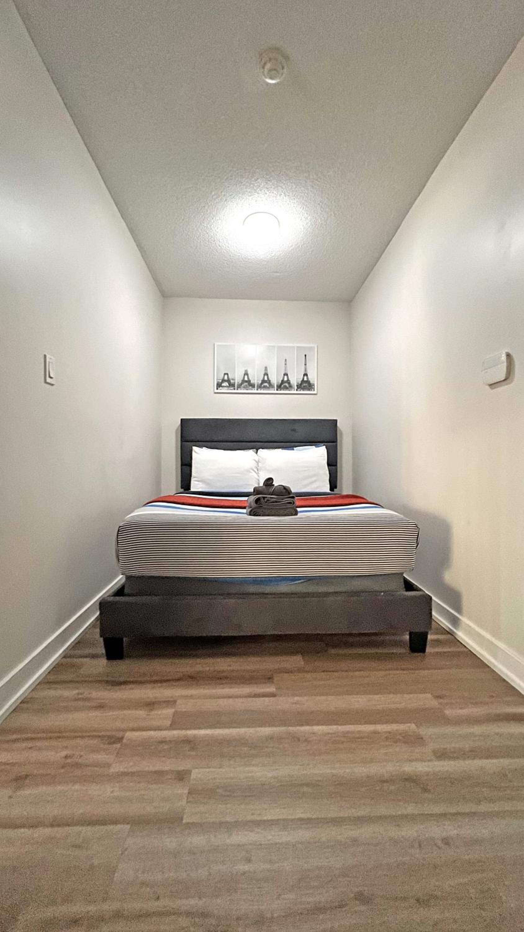 Cozy Condo in Downtown Toronto + Free Parking