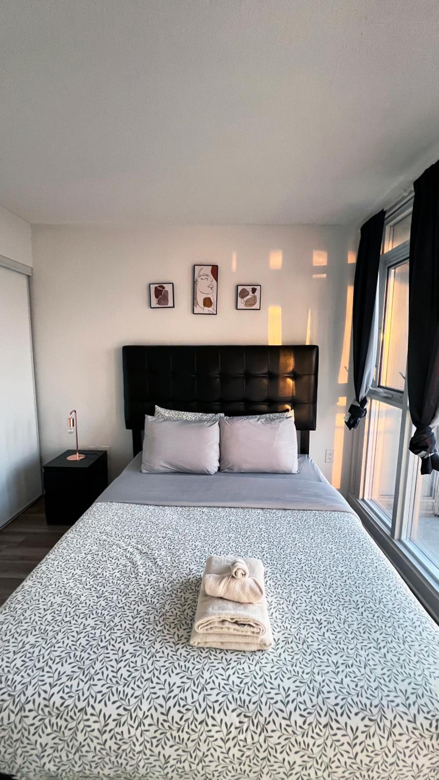 Cozy Condo in Downtown Toronto + Free Parking