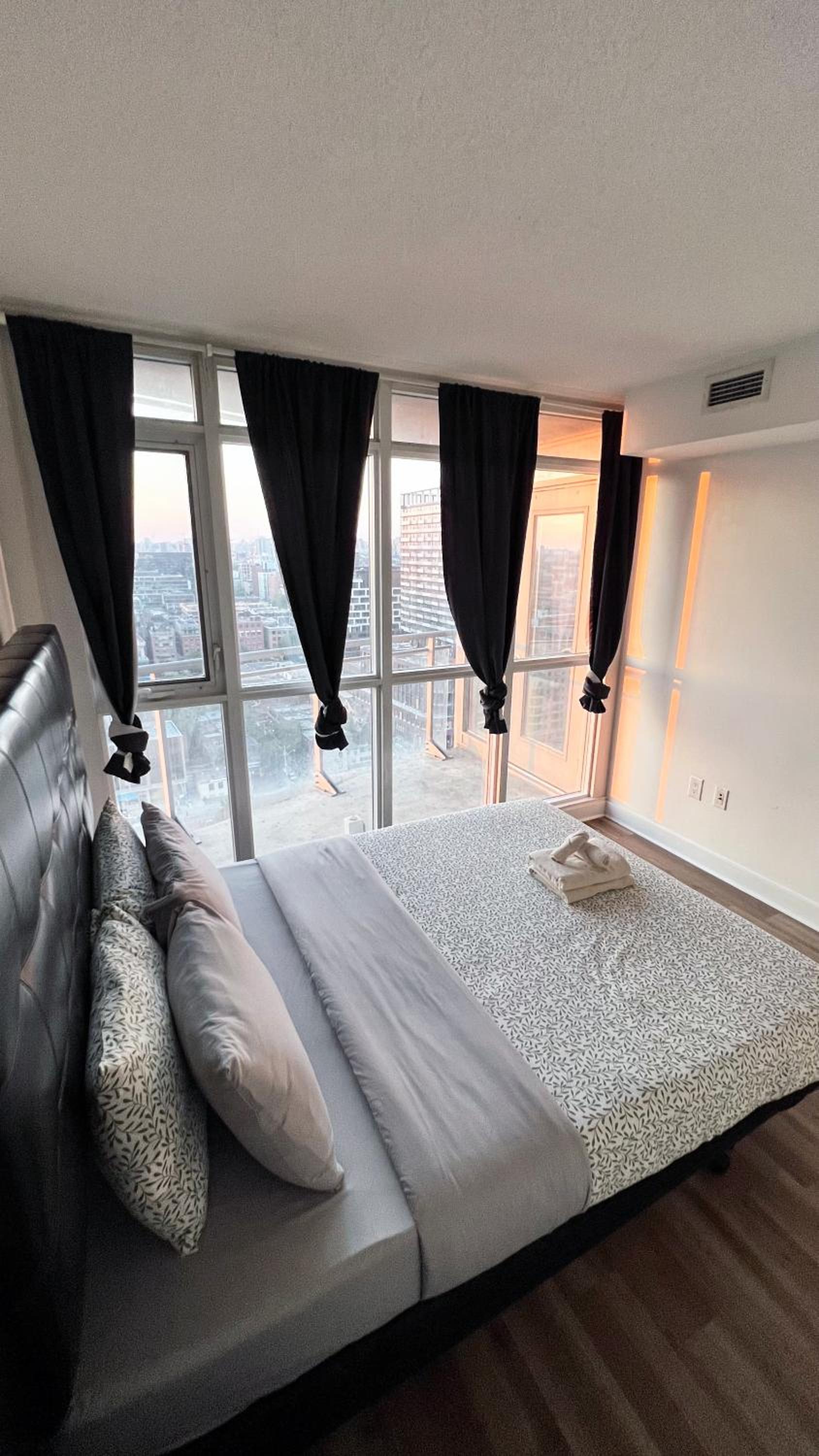 Cozy Condo in Downtown Toronto + Free Parking