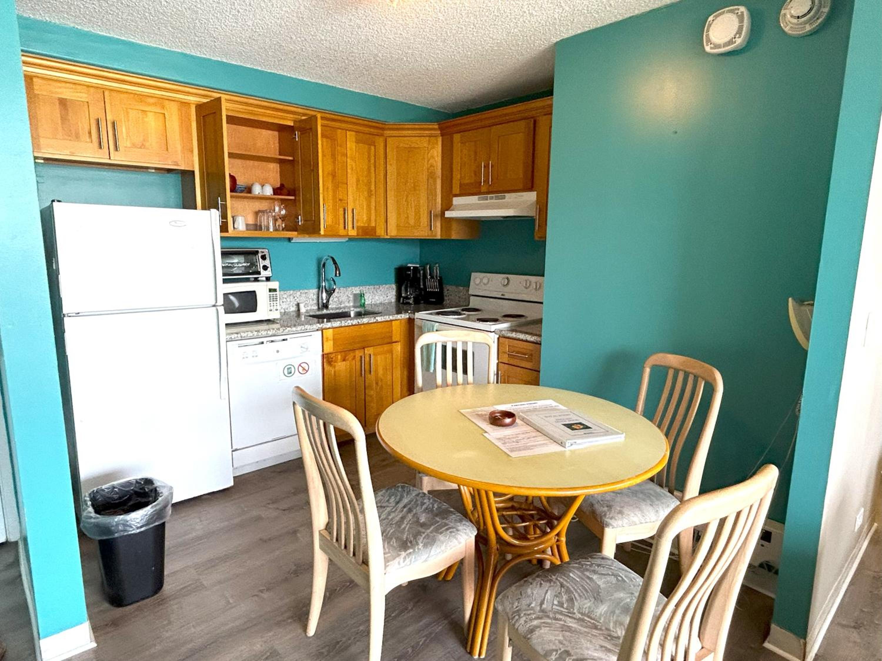Royal Kuhio 2303 - Spacious Studio with Stunning Mountain Views in the Heart of Waikiki! view 3