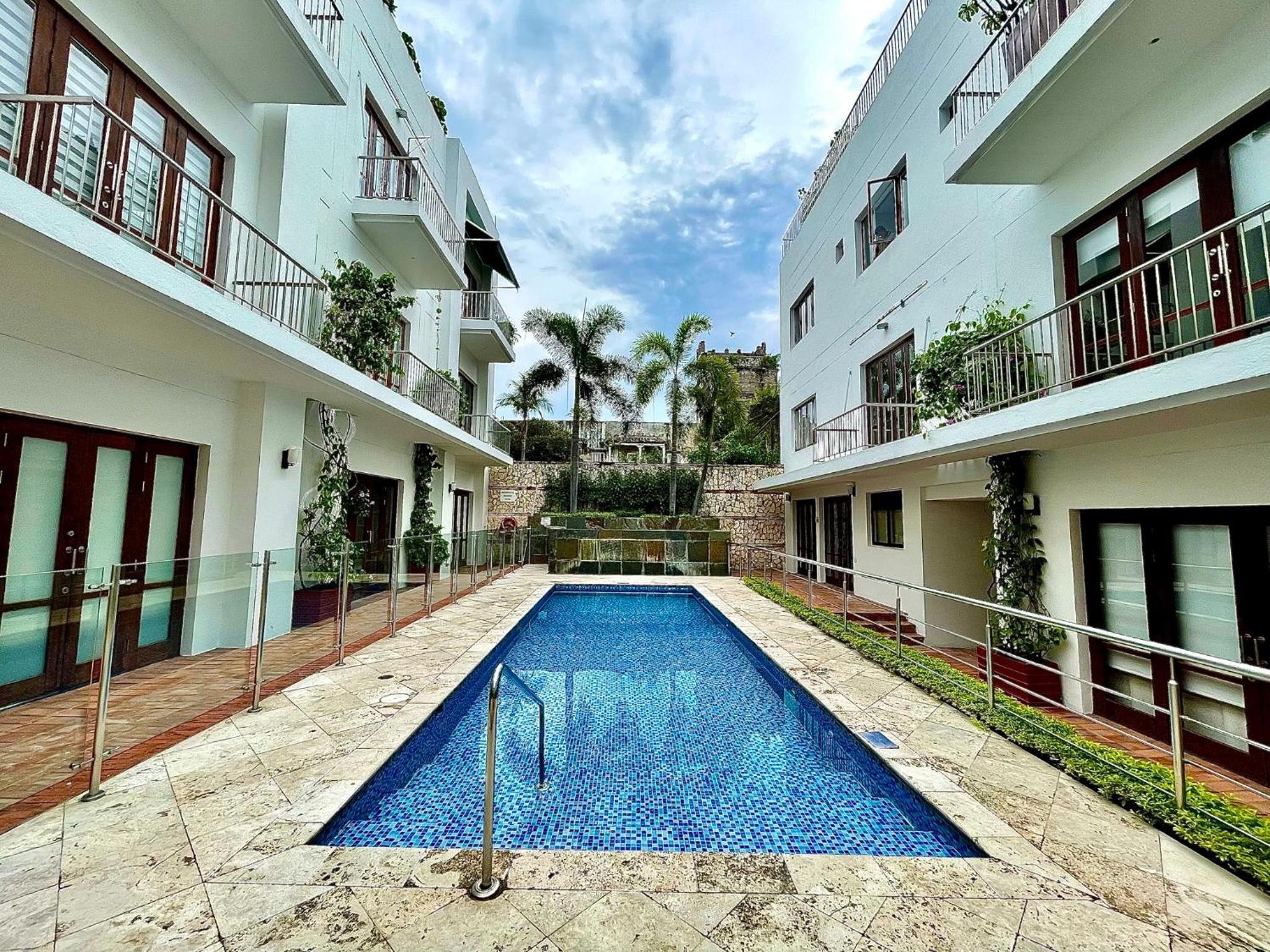 1BR Modern in Old City in Colonial Building