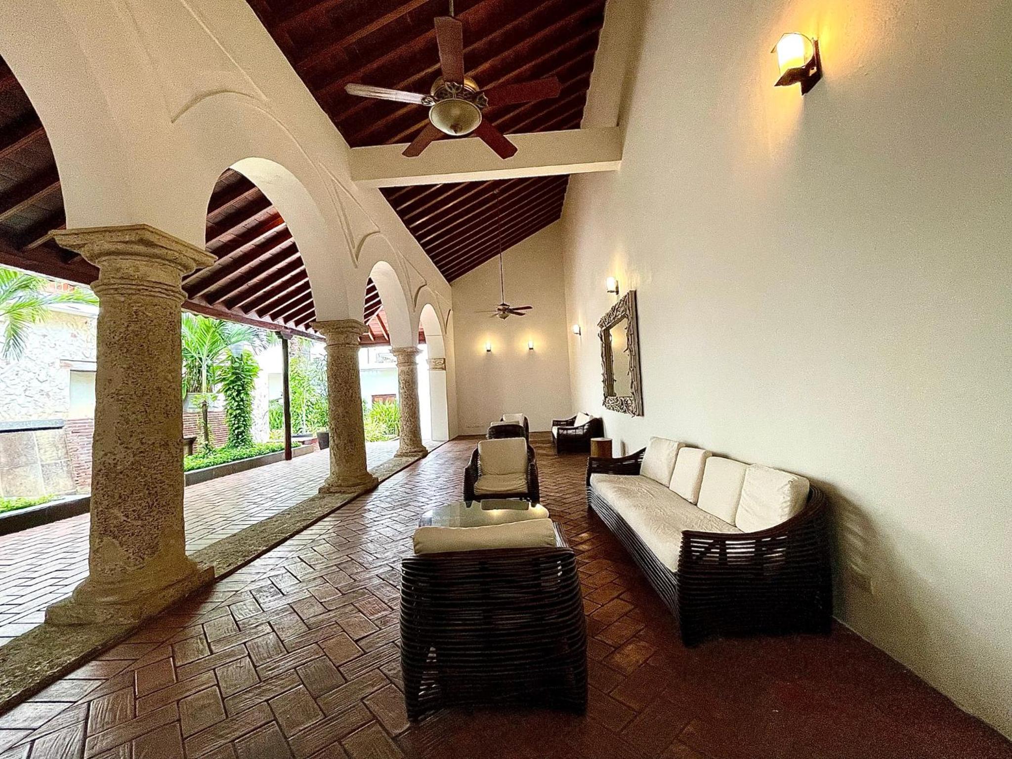 1BR Modern in Old City in Colonial Building