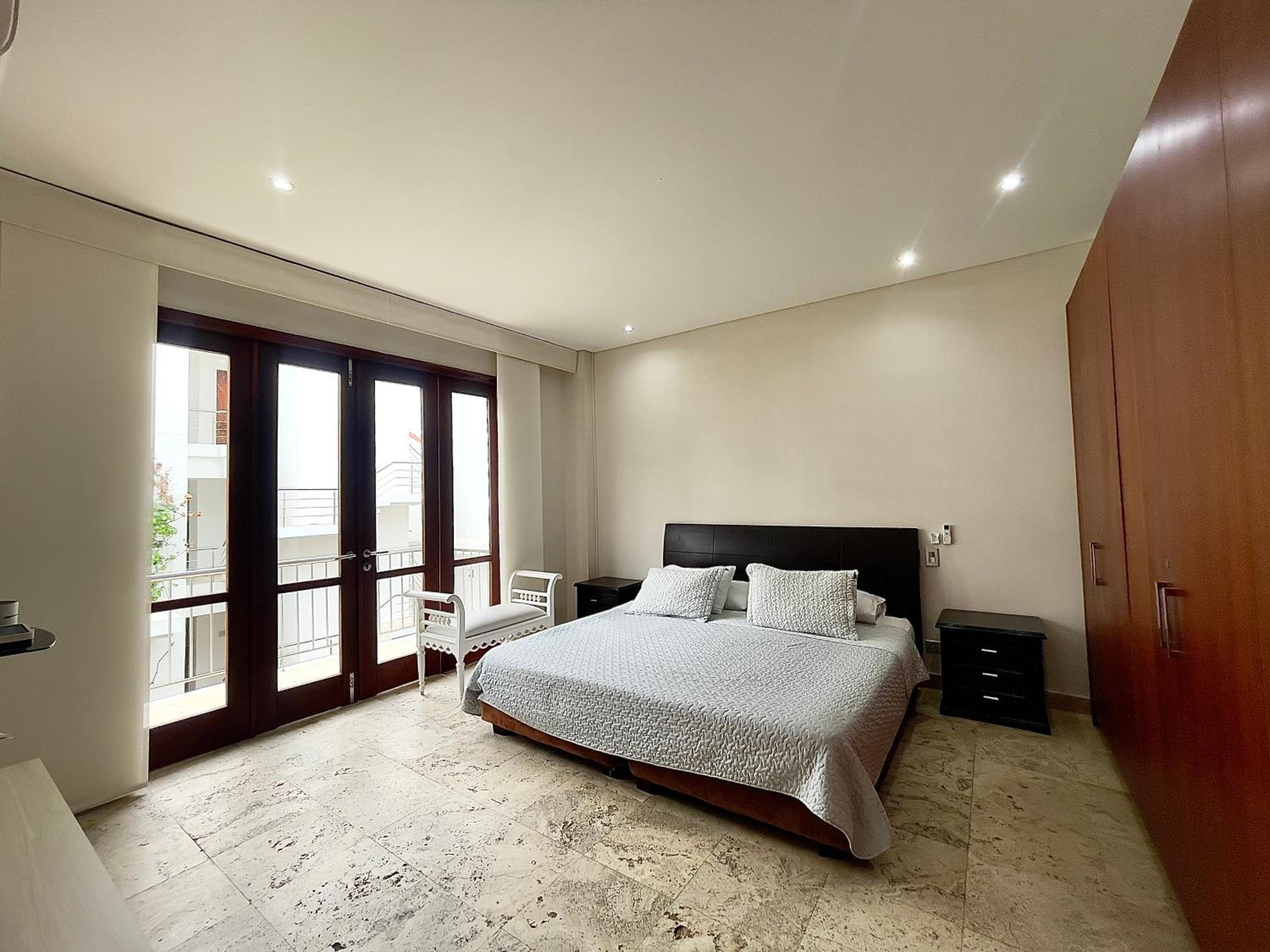 1BR Modern in Old City in Colonial Building