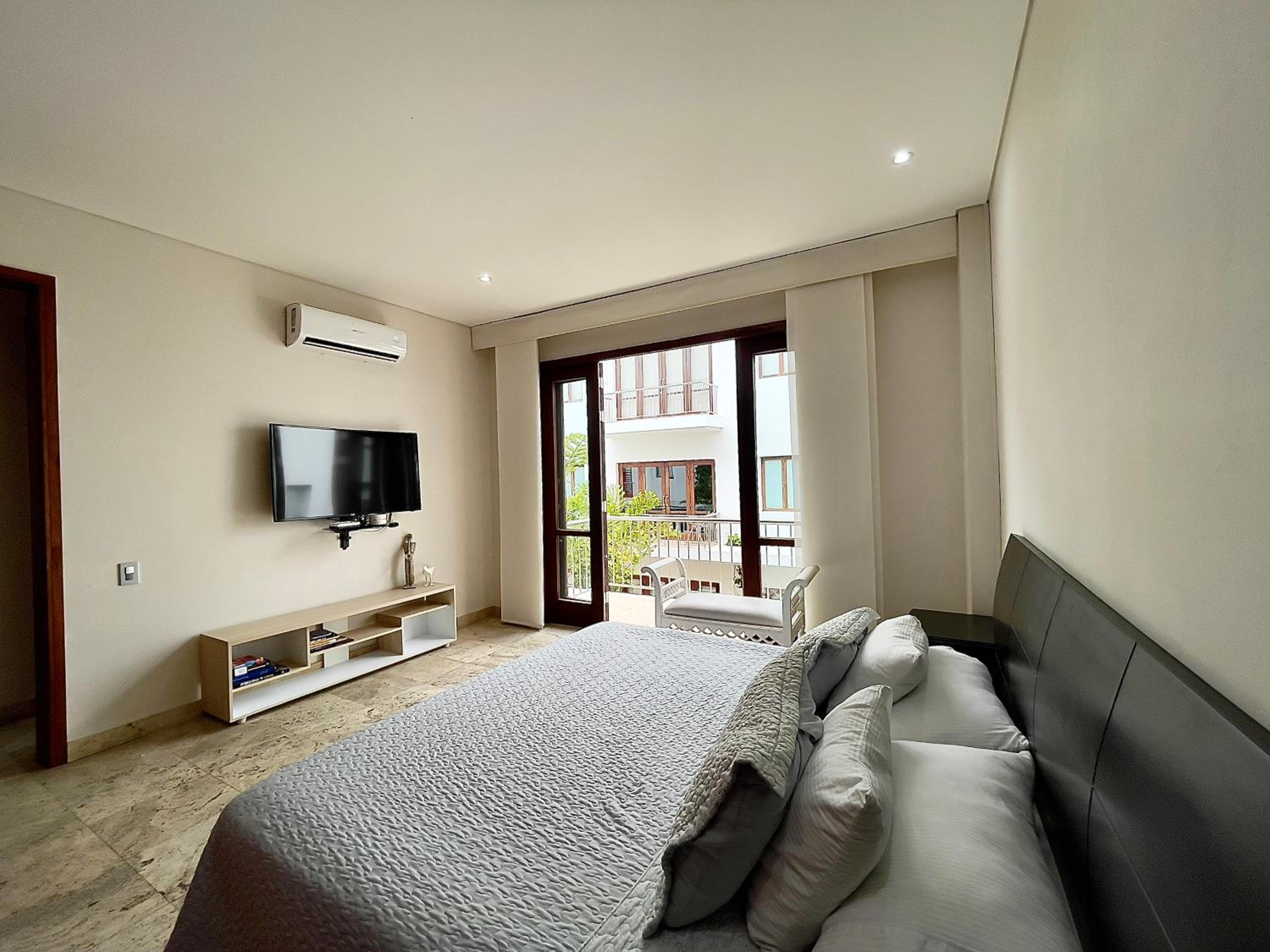 1BR Modern in Old City in Colonial Building