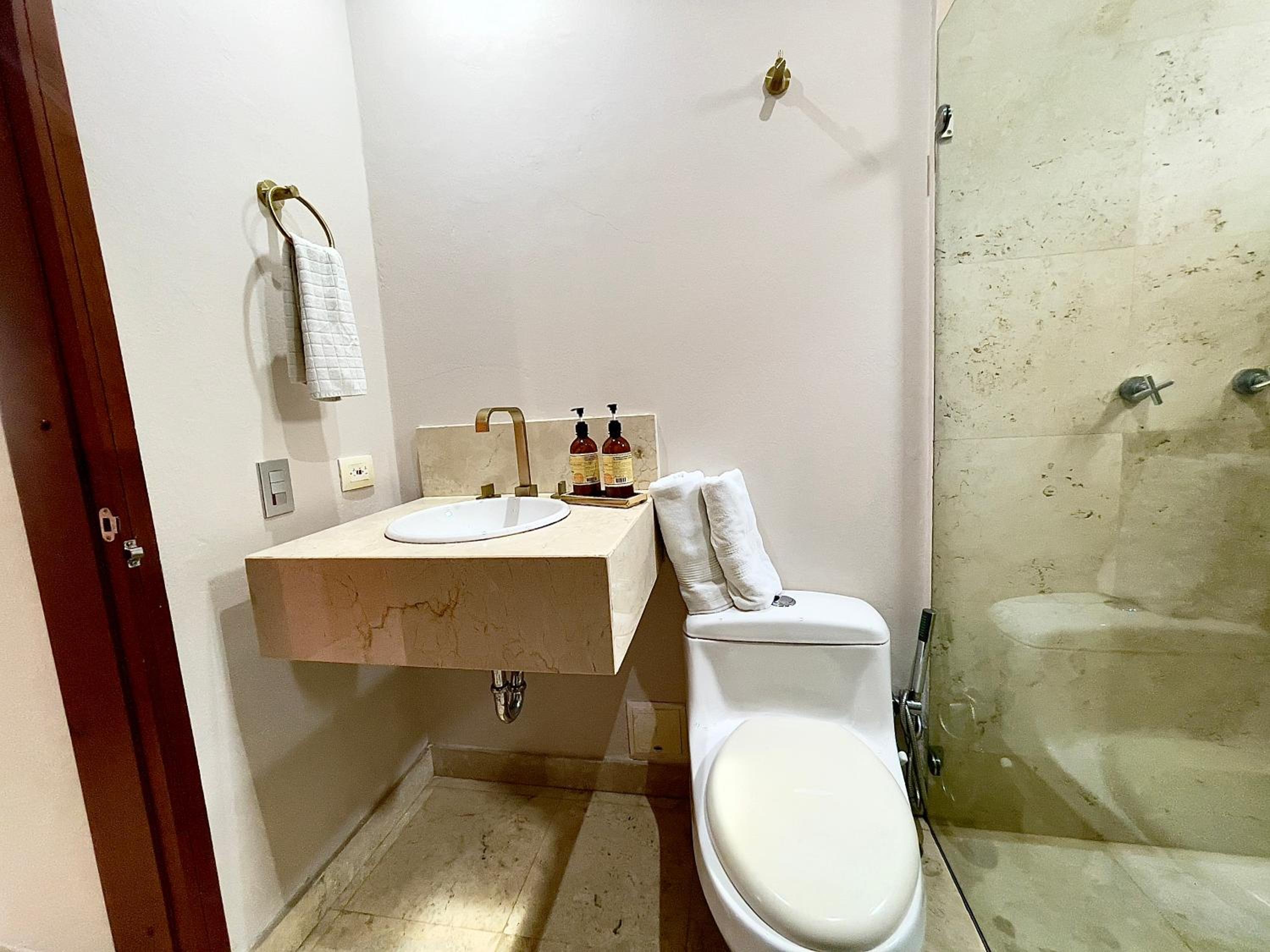 1BR Modern in Old City in Colonial Building