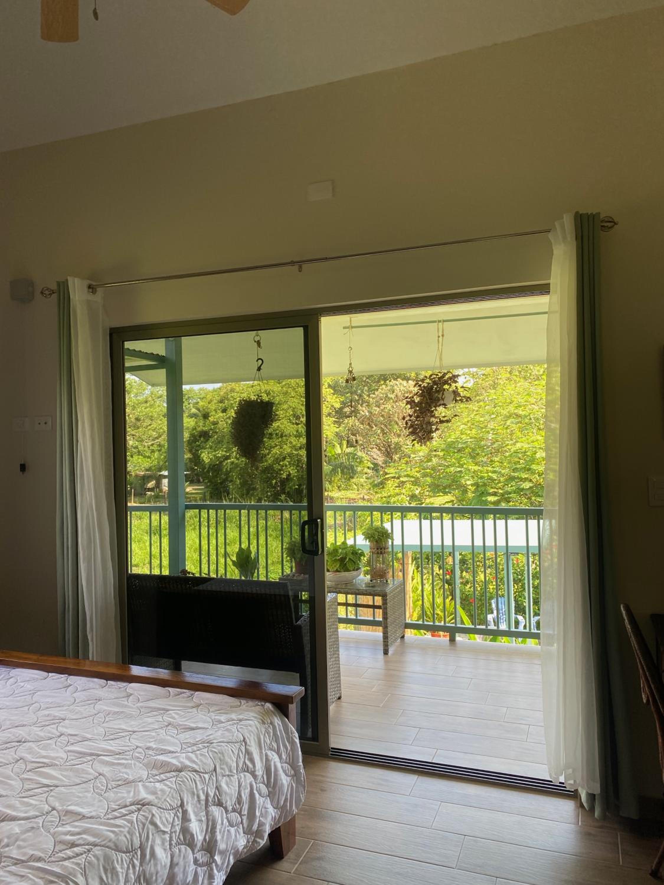 Apartamento con Terraza y Vista al Jardín