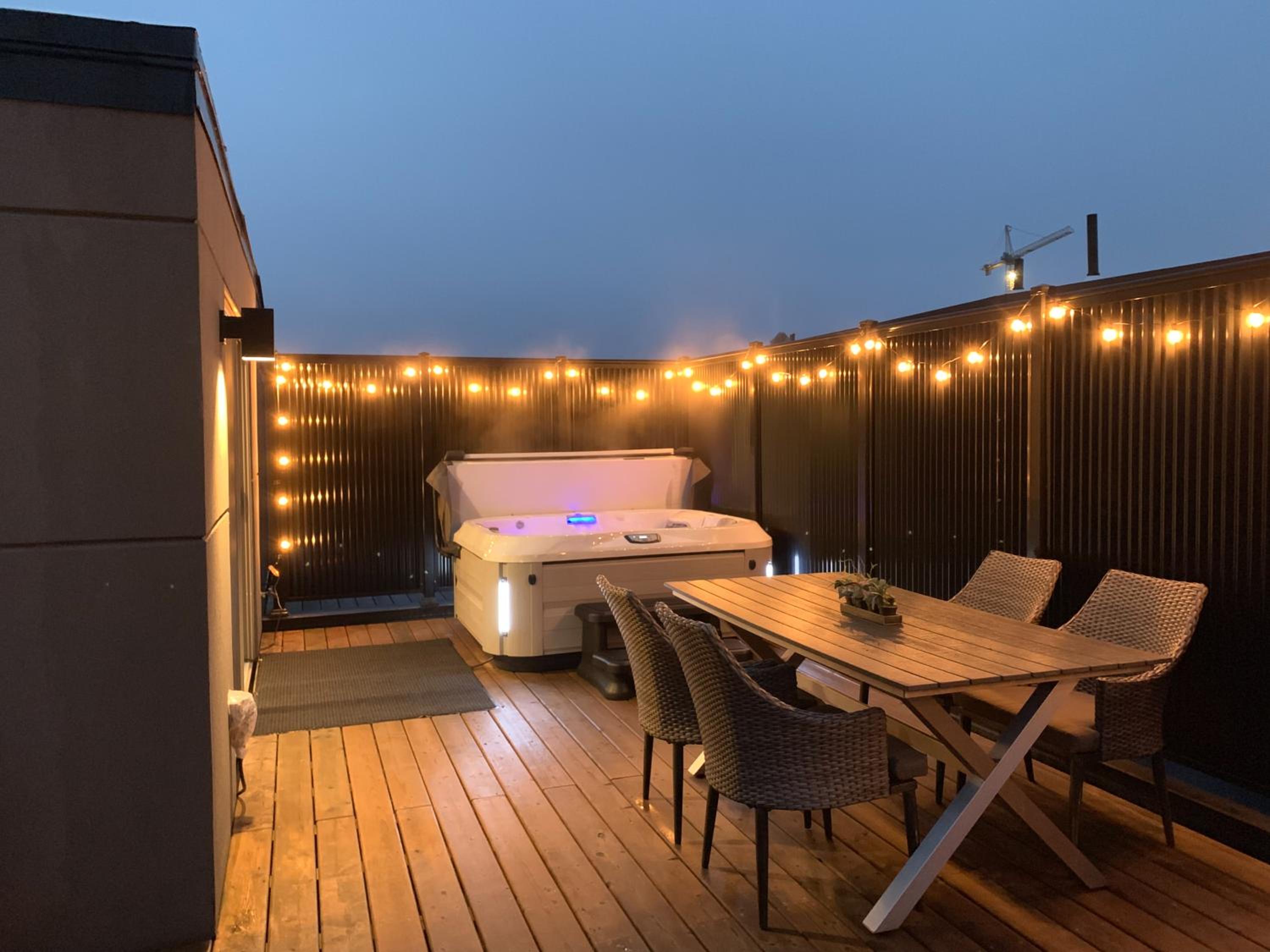 Modern Executive Townhome w/ Rooftop Hot Tub Oasis