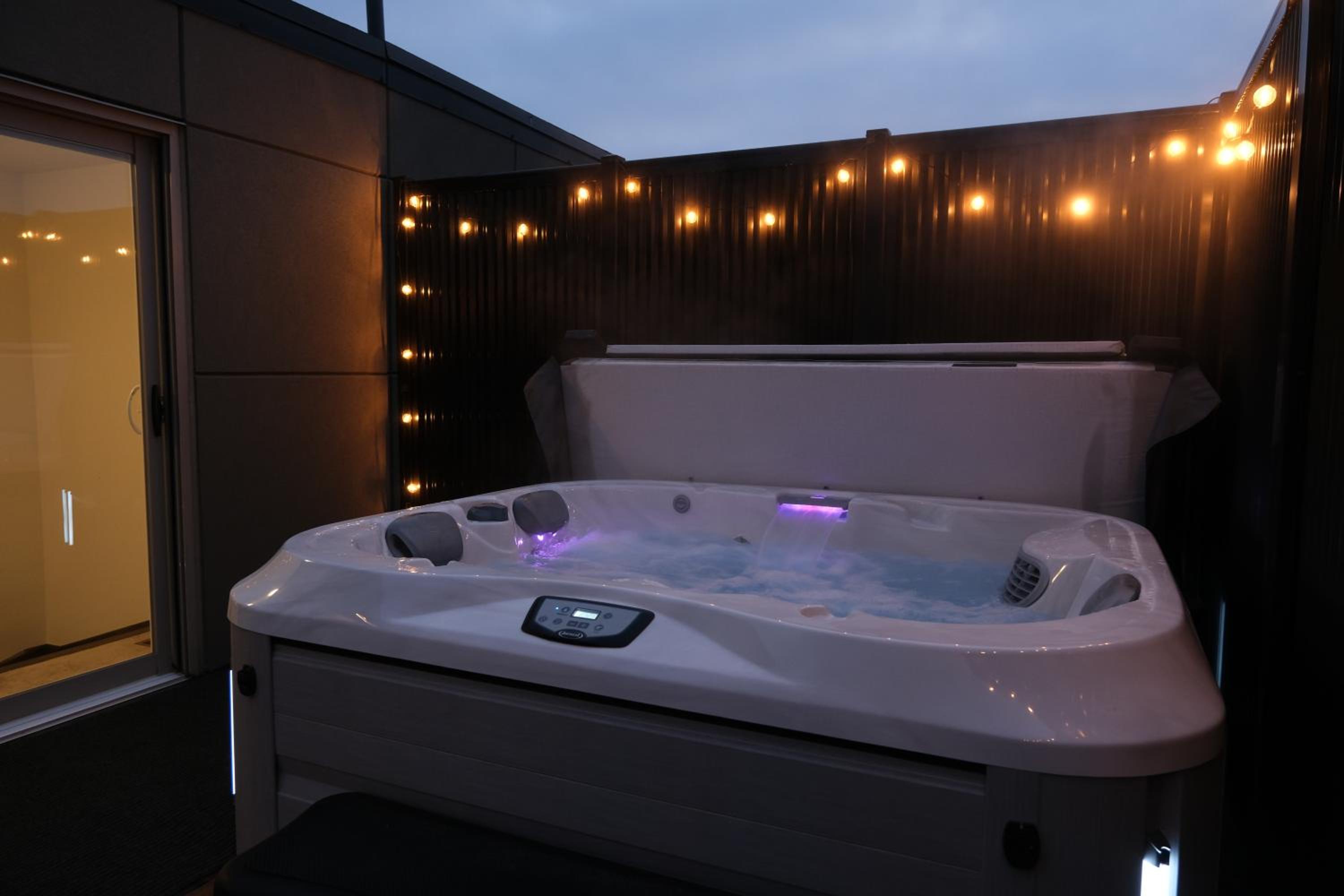 Modern Executive Townhome w/ Rooftop Hot Tub Oasis
