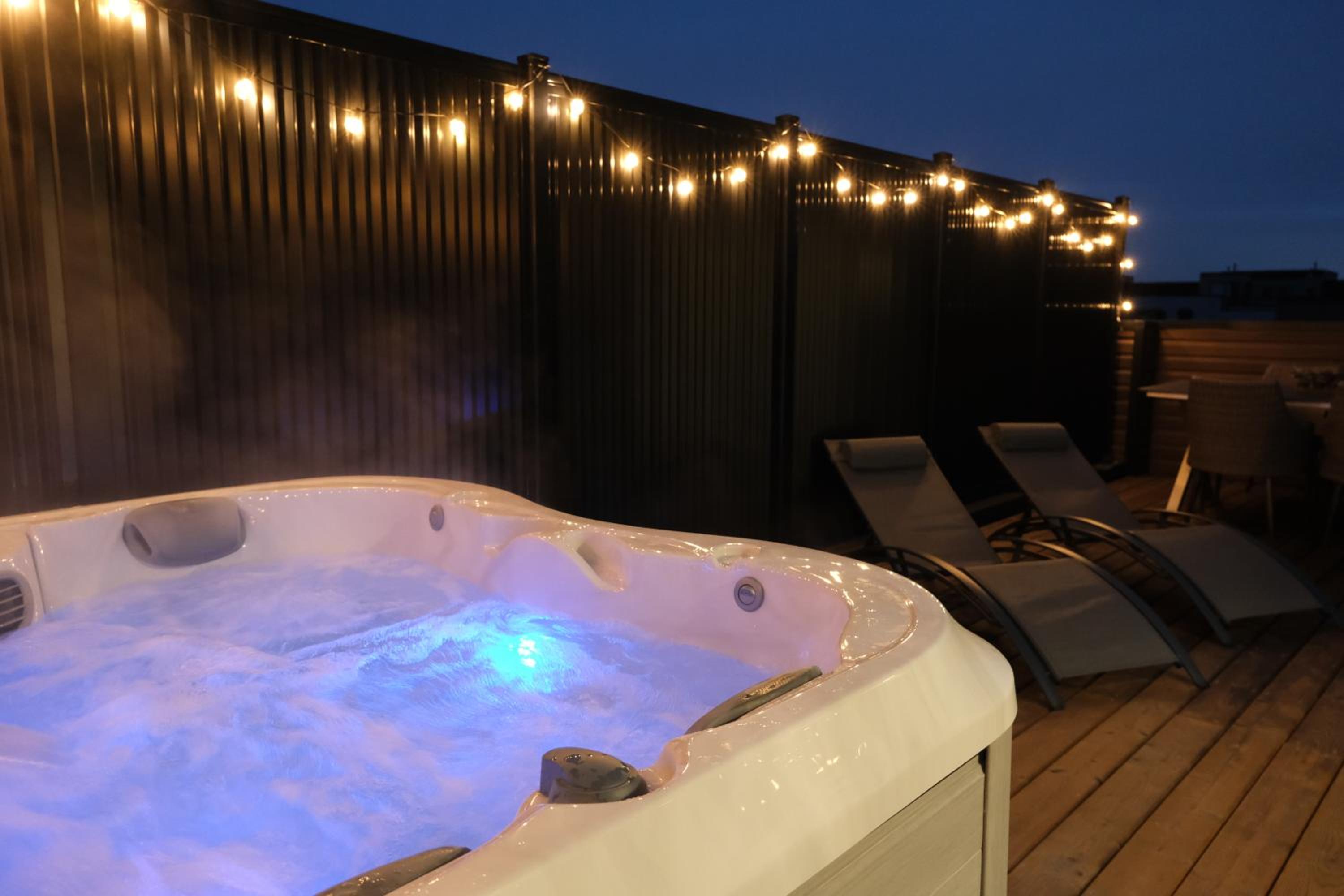 Modern Executive Townhome w/ Rooftop Hot Tub Oasis