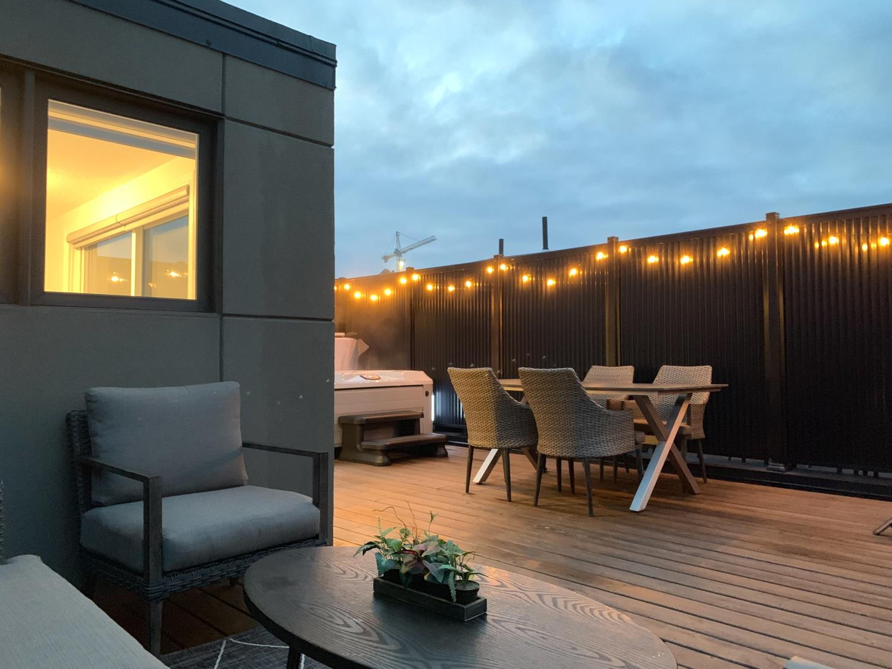 Modern Executive Townhome w/ Rooftop Hot Tub Oasis