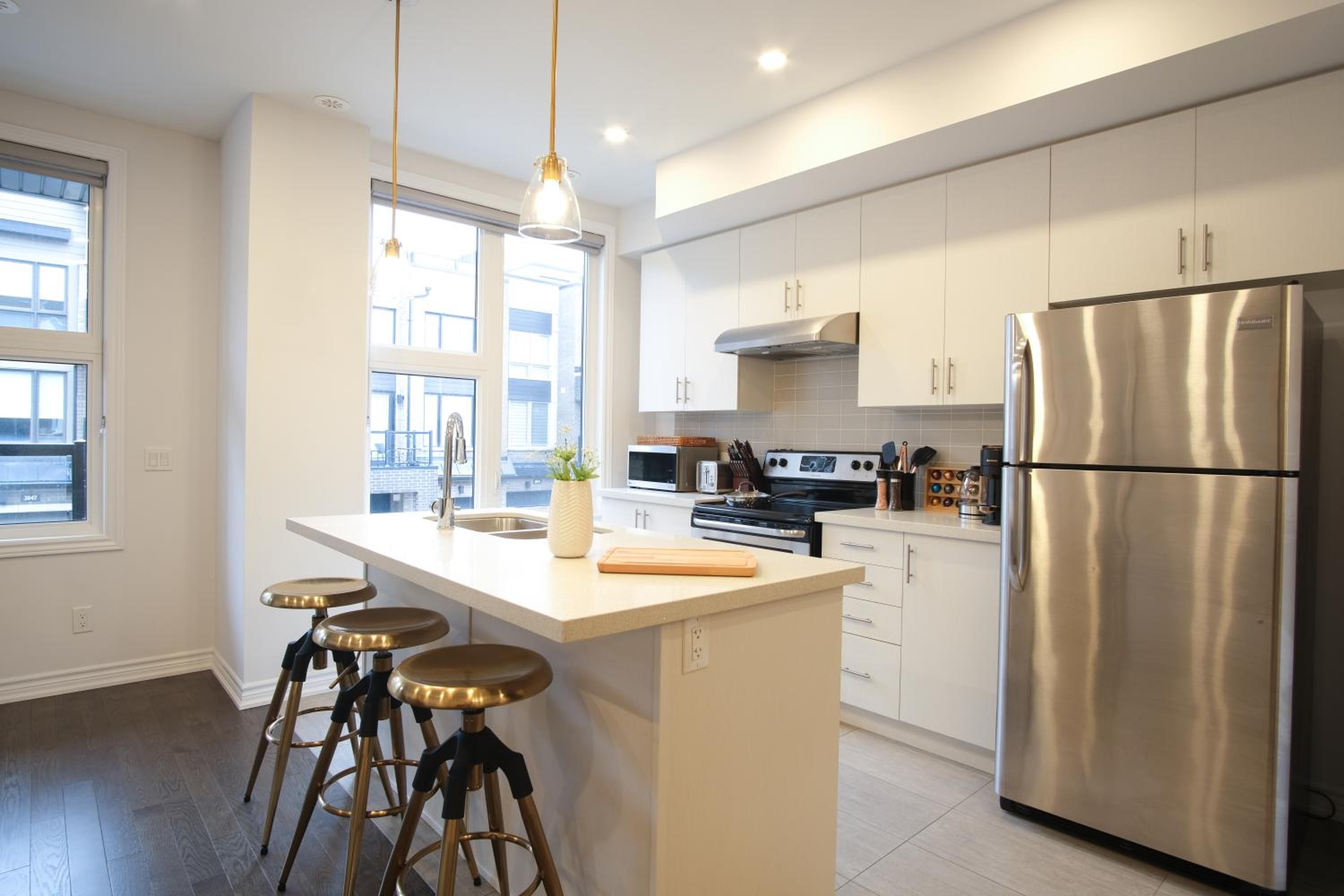 Modern Executive Townhome w/ Rooftop Hot Tub Oasis