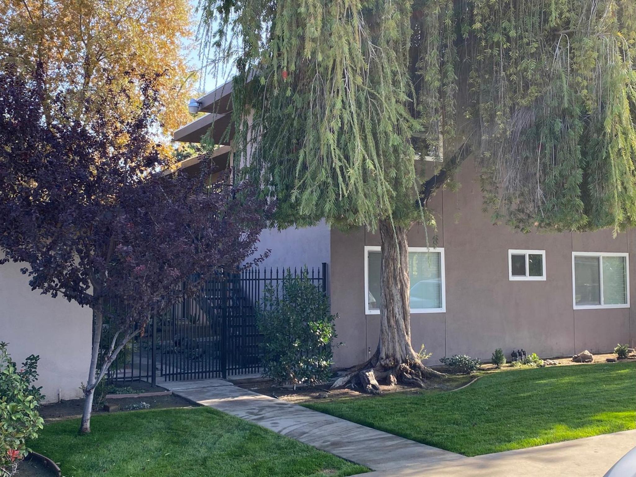 Longer Stays for Travelers- Apt Blocks from Hospital, Downtown view 2