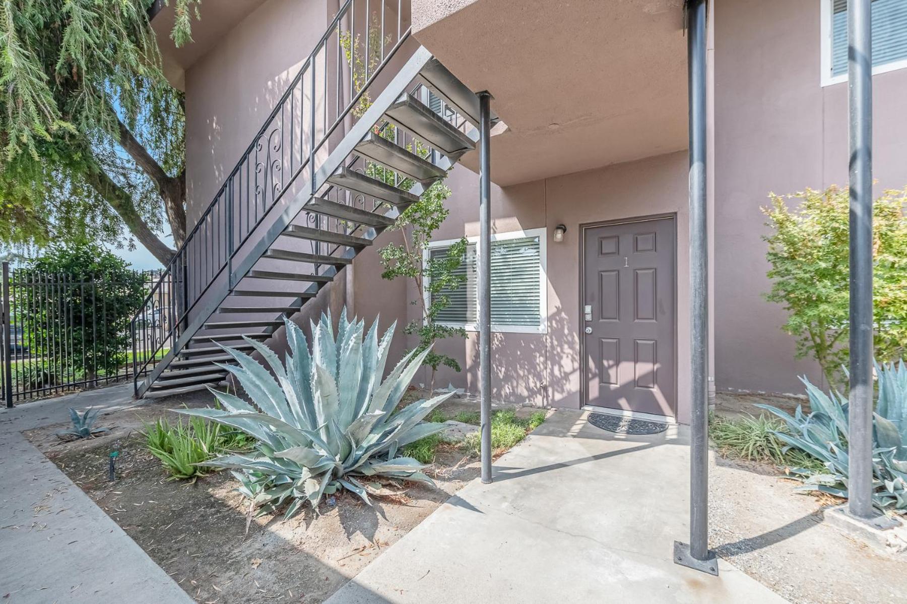 Longer Stays for Travelers- Apt Blocks from Hospital, Downtown view 3